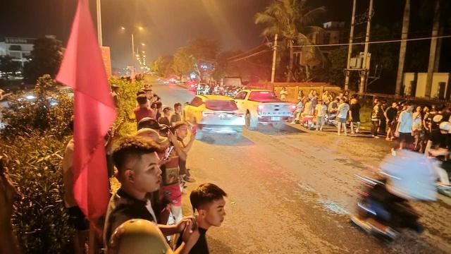 Khám xét nhà doanh nhân Cao Tiến Đoan: Hàng trăm người dân hiếu kỳ theo dõi - Ảnh 2.