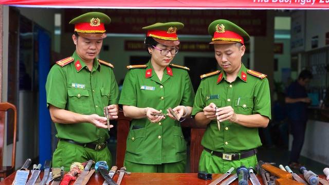 Công an phường Thủ Đức tiếp nhận hơn 50 dao kiếm, súng đạn- Ảnh 1.