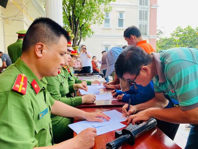 Công an phường Thủ Đức tiếp nhận hơn 50 dao kiếm, súng đạn- Ảnh 3.