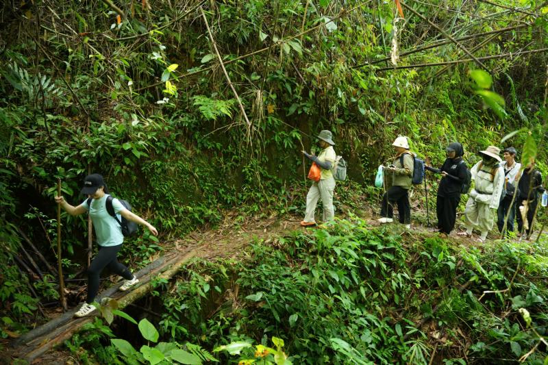 Thắp đèn lồng giữa đại ngàn, băng rừng mang Trung thu đến trẻ em biên giới  - Ảnh 3.