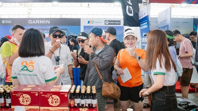 Nước hồng sâm Dongwha Red Ginseng Gold ‘tiếp lửa’ hơn 9.000 runner tại VnExpress Marathon Cần Thơ  - Ảnh 1.