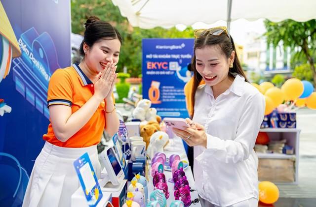 Chuyến xe X KienlongBank: Lan tỏa thanh toán số tại Cần Thơ- Ảnh 1.