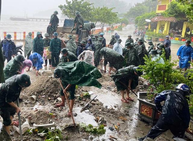 Bão số 10: Bộ đội biên phòng dầm mưa giúp dân vùng đặc khu Cù Lao Chàm- Ảnh 1.