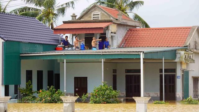 Gồng mình khắc phục hậu quả mưa lũ - Ảnh 1.