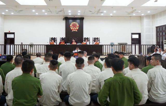 Đà Nẵng: 26 bị cáo lĩnh án sau vụ hỗn chiến bằng bom xăng, đao kiếm- Ảnh 2.