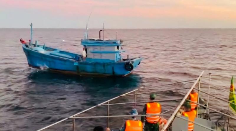 Ngư dân bị cáp tời đập vào đầu nguy kịch, được đưa về bờ cấp cứu- Ảnh 1.