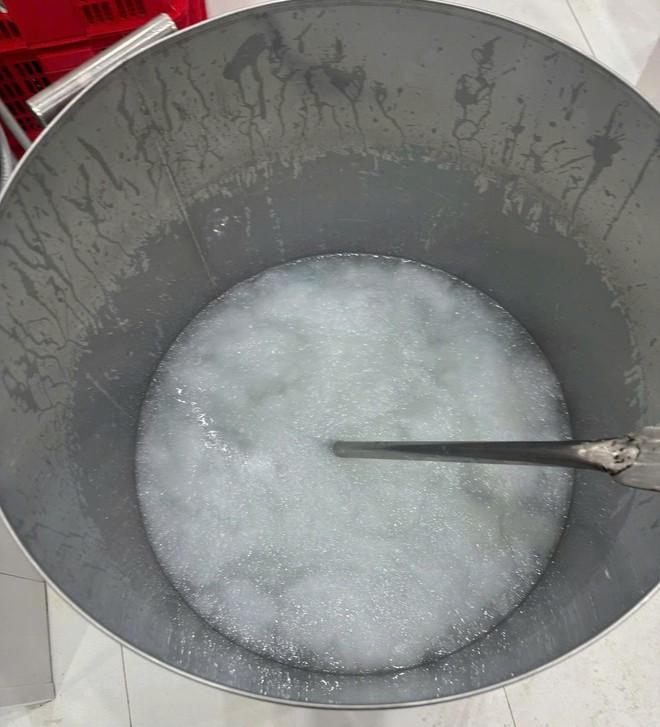 Công an triệt phá đường dây sản xuất, buôn bán yến hũ giả- Ảnh 4.