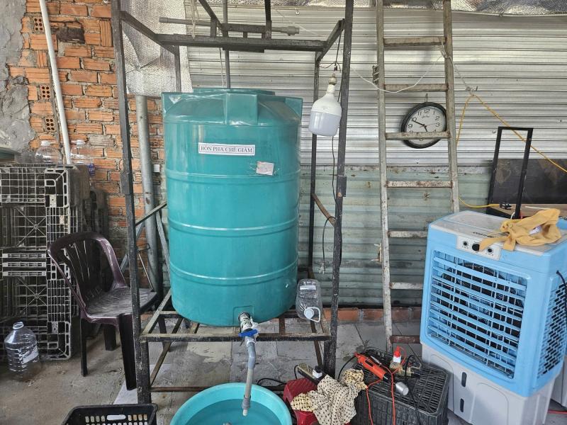 Đà Nẵng triệt phá cơ sở sản xuất giấm giả quy mô lớn gây nguy hại sức khỏe - Ảnh 2.