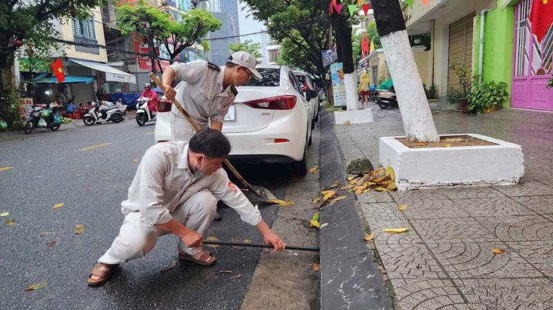 Đà Nẵng căng mình chống ngập, khẩn trương ứng phó bão số 10 - Ảnh 1.