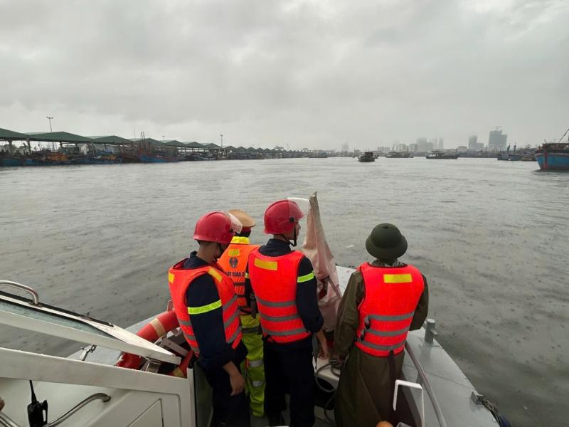 Đà Nẵng căng mình chống ngập, khẩn trương ứng phó bão số 10 - Ảnh 5.