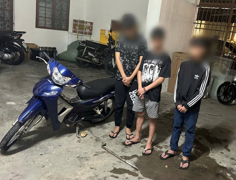 Nhóm thiếu niên liều lĩnh lợi dụng bão số 10 đột nhập nhà hàng trộm két sắt- Ảnh 1.