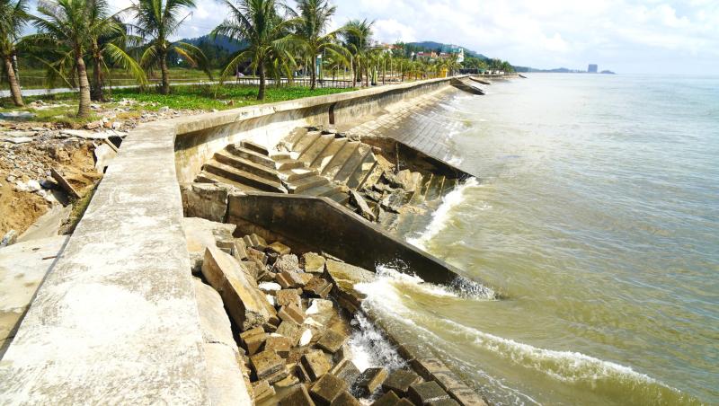 Kè biển Hải Tiến đối mặt nguy cơ sạt lở nghiêm trọng trước bão số 9 - Ảnh 13.