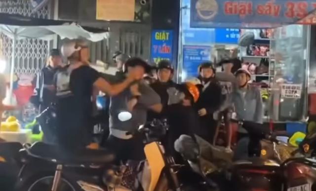 Nhóm người giật đồ cúng cô hồn dẫn đến xô xát: Xử lý nghiêm - Ảnh 1.