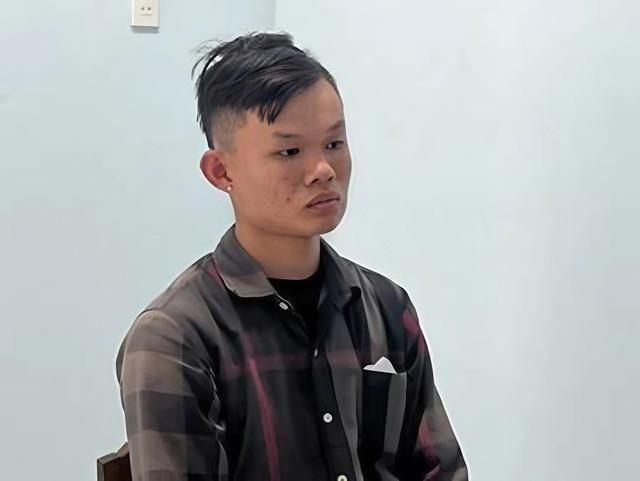 Dùng mã tấu chém nhầm người,bị khởi tố tội sử dụng trái phép vũ khí quân dụng - Ảnh 1.