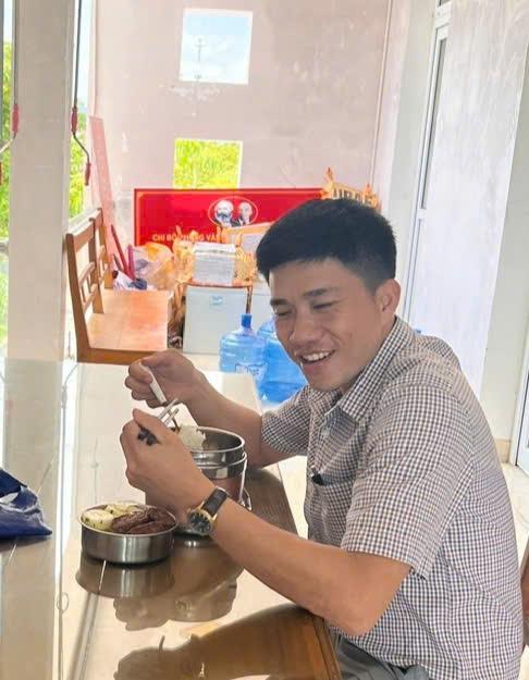 Công chức xã đùm cơm đi làm: 'Nói vui đây là nền kinh tế chia sẻ'- Ảnh 4.
