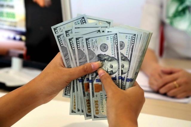 Giá USD hôm nay 27.9.2025: Ngân hàng giữ ở mức kịch trần - Ảnh 1.