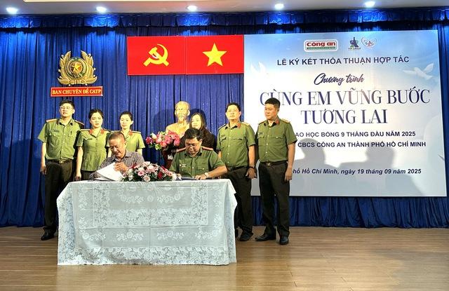 Ban Chuyên đề Công an TP.HCM và Tân Hiệp Phát ký chương trình học bổng hơn 9 tỉ đồng- Ảnh 1.