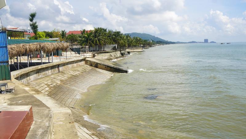 Kè biển Hải Tiến đối mặt nguy cơ sạt lở nghiêm trọng trước bão số 9 - Ảnh 2.