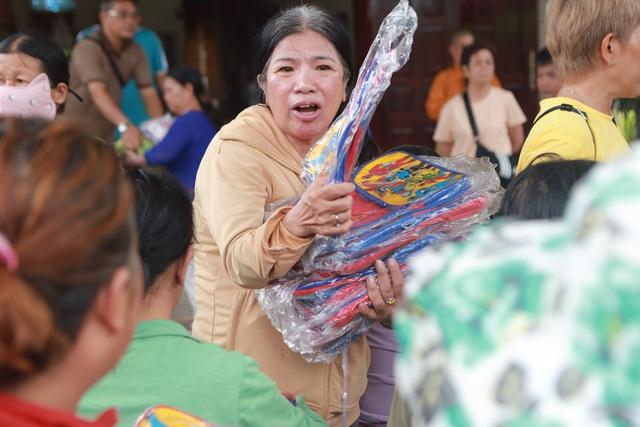TP.HCM nghĩa tình: Người phụ nữ 'sống lại' bằng bếp cơm thiện nguyện- Ảnh 2.