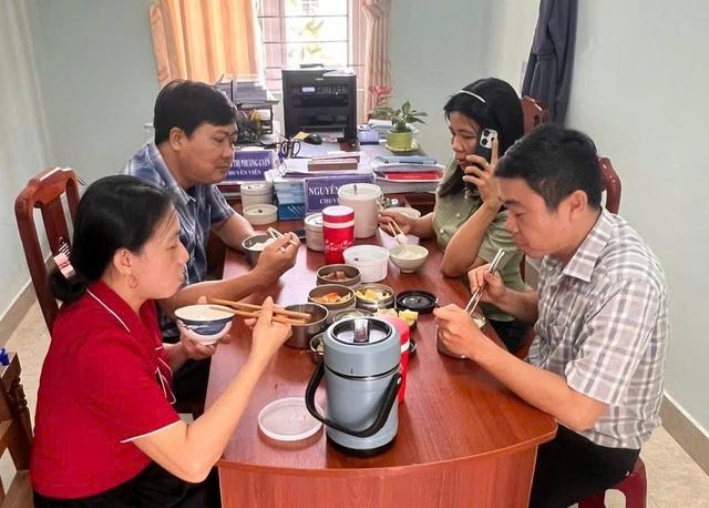 Công chức xã đùm cơm đi làm: 'Nói vui đây là nền kinh tế chia sẻ'- Ảnh 2.
