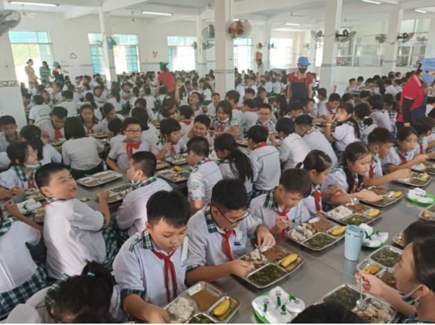 Vụ 'Phụ huynh 'dậy sóng' vì dừng học bán trú':  Nhà trường nói khó khăn gì?- Ảnh 2.