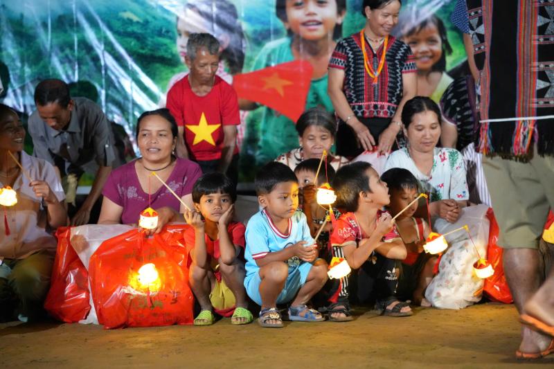 Thắp đèn lồng giữa đại ngàn, băng rừng mang Trung thu đến trẻ em biên giới  - Ảnh 7.
