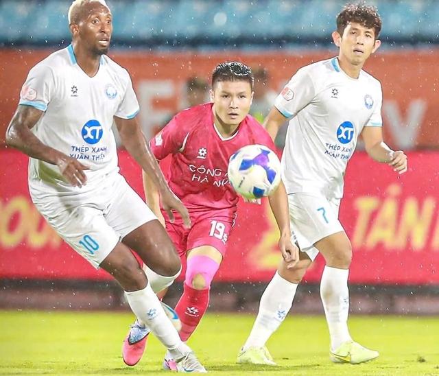 CLB CAHN càng làm nóng cuộc đua vô địch V-League, Nam Định rớt lại vì quá tải- Ảnh 1.