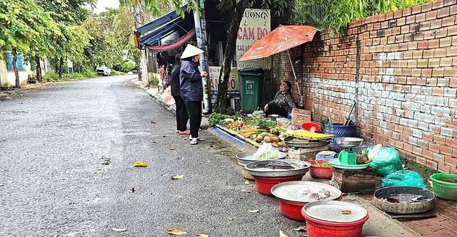 Cháy chợ Xuân Thới Sơn: Tiểu thương mất sạch vốn liếng, co ro bán hàng dưới mưa - Ảnh 3.