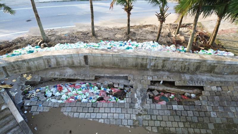 Kè biển Hải Tiến đối mặt nguy cơ sạt lở nghiêm trọng trước bão số 9 - Ảnh 10.