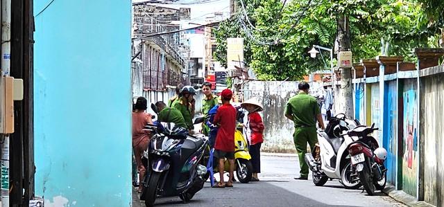 Phong tỏa con hẻm điều tra vụ thi thể trẻ sơ sinh bỏ trong thùng cạc tông - Ảnh 1.