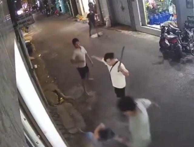 Lấy lời khai nhóm hành hung người đến ngất xỉu giữa đường ở TP.HCM - Ảnh 1.