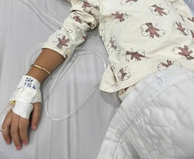 TP.HCM: Công an vào cuộc vụ nghi ngộ độc sau ăn bánh mì que- Ảnh 1.