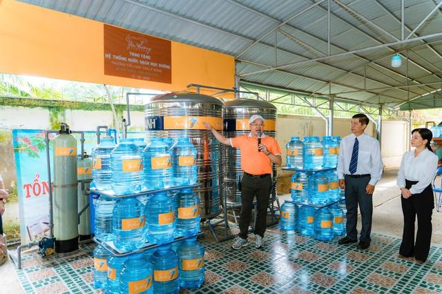 Doanh nhân TP . HCM tặng quà cho học sinh nghèo miền Tây trong Caravan yêu thương - Ảnh 1.