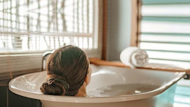 5 việc làm mỗi ngày đang ‘hút cạn’ collagen, khiến bạn già 5-10 tuổi mà không biết	- Ảnh 3.
