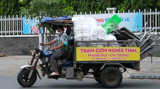 Người lạ túc trực 24/24 bên 'hiệp sĩ Minh cô đơn': Ấm áp tình người giữa bệnh viện - Ảnh 2.