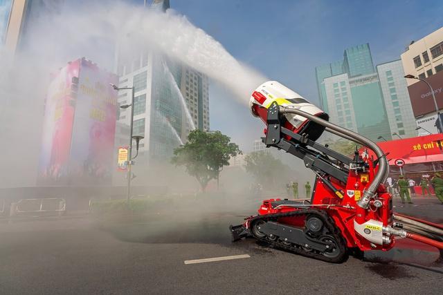 'Tiểu xe tăng' robot TAF35 chữa cháy của lực lượng Công an TP.HCM- Ảnh 1.