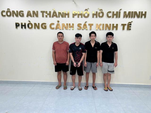 Công an TP.HCM triệt phá đường dây sản xuất, buôn bán nước giặt, nước tẩy rửa giả- Ảnh 1.