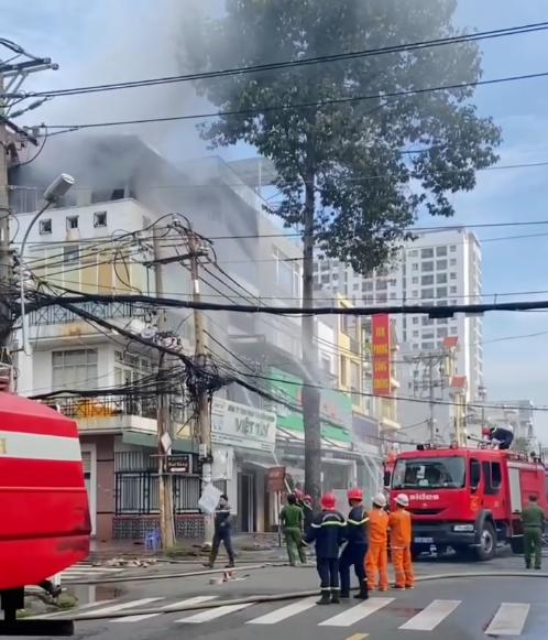 Cháy công ty kiểm nghiệm thực phẩm khiến dân cư nháo nhào- Ảnh 2.