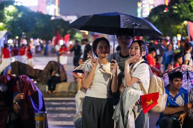 Dưới mưa, người dân TP.HCM ngắm pháo hoa rực sáng mừng ngày Quốc khánh 2.9 - Ảnh 9.