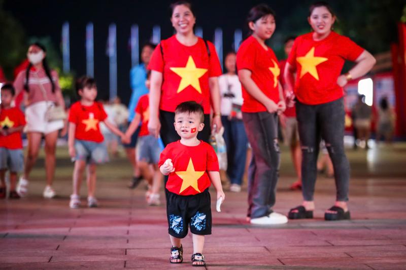 Ngay lúc này: Đông người đội mưa ở trung tâm TP.HCM chờ pháo hoa mừng Quốc khánh - Ảnh 6.