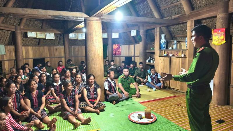 Thắp đèn lồng giữa đại ngàn, băng rừng mang Trung thu đến trẻ em biên giới  - Ảnh 11.