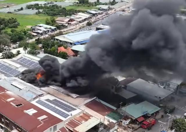  TP.HCM: Cháy lớn công ty in ấn bao bì ở xã Bà Điểm- Ảnh 1.