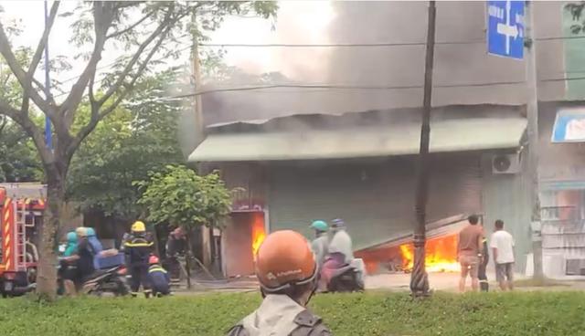 Cháy kho hàng trong mưa ở TP.HCM- Ảnh 1.