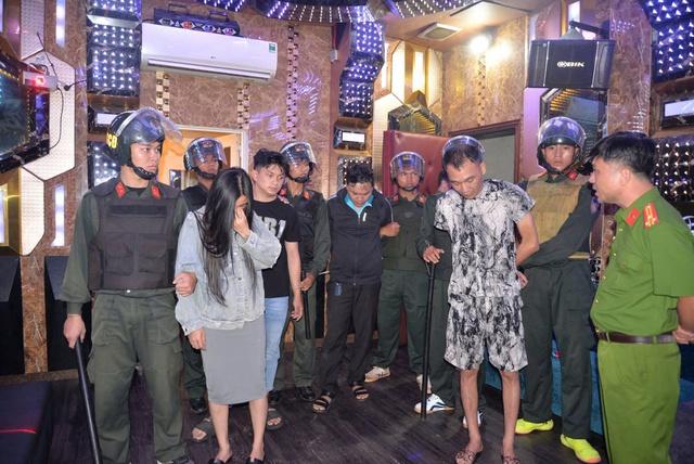 Gia Lai: Đột kích loạt tụ điểm ‘bay lắc’, đưa 148 người về trụ sở công an- Ảnh 1.