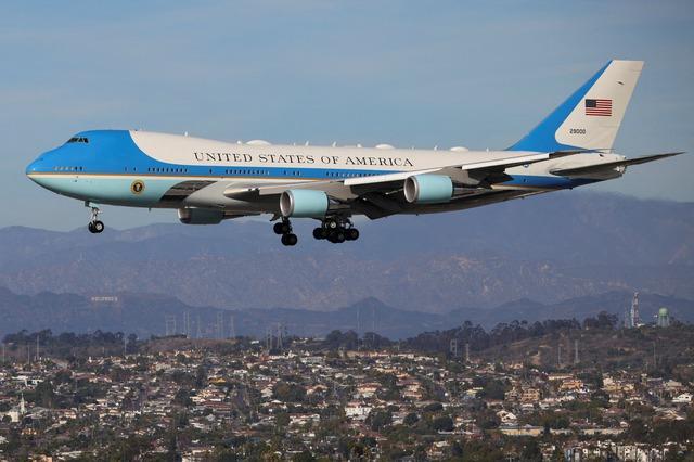 Phi công Spirit Airlines bị mắng vì không Chú ý Không lực Một chở Tổng thống Trump - Ảnh 1.