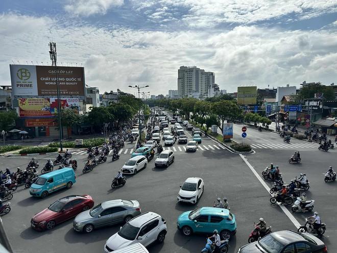 Hết nghỉ lễ 2.9: Sáng nay, đường phố TP.HCM nhộn nhịp trở lại  - Ảnh 14.
