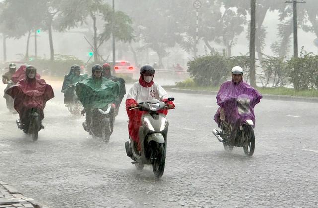 Ảnh hưởng bão số 8, TP.HCM mưa lớn như trút nước- Ảnh 1.