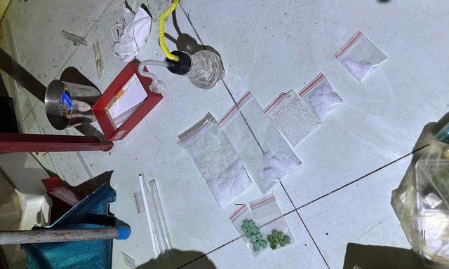 Bắt hai nghi phạm tàng trữ ma túy, lộ 'kho chứa' 14 xe máy nghi trộm cắp- Ảnh 2.