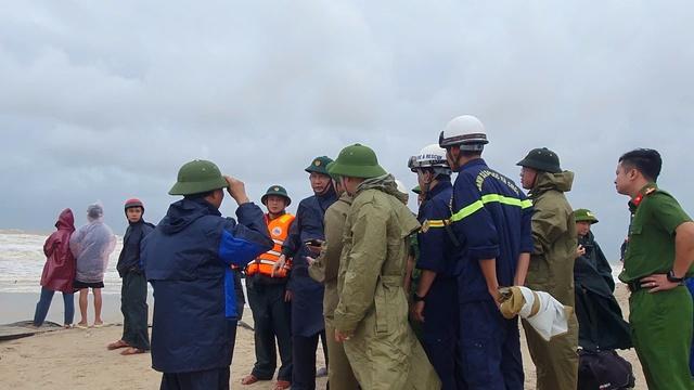 Bão số 10: 2 tàu cá bị sóng đánh chìm ở Quảng Trị, đã cứu được 8 thuyền viên- Ảnh 3.