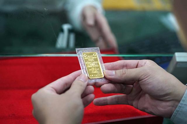 Giá vàng và USD đồng loạt giảm- Ảnh 1.